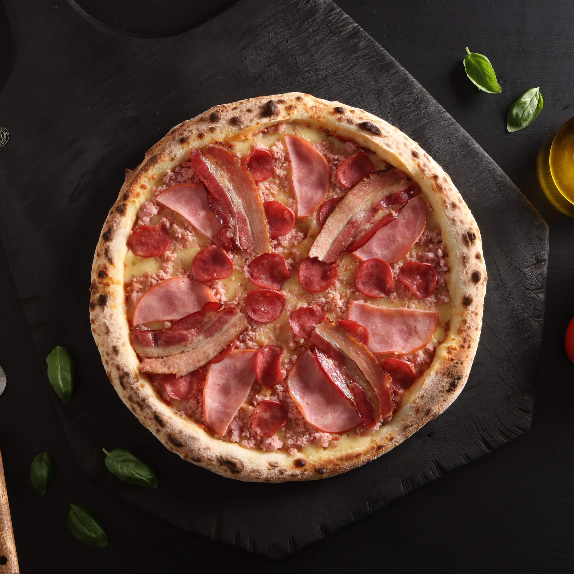 Pizza 4 Carnes com presunto, calabresa, lombo e bacon sobre massa de fermentação lenta e queijo derretido
