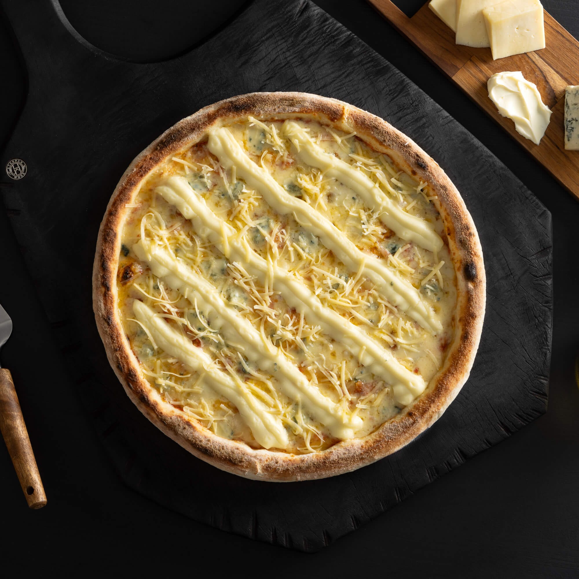 Pizza 4 Queijos com massa de fermentação lenta de 48 horas, molho artesanal, muçarela, provolone, parmesão e gorgonzola.
