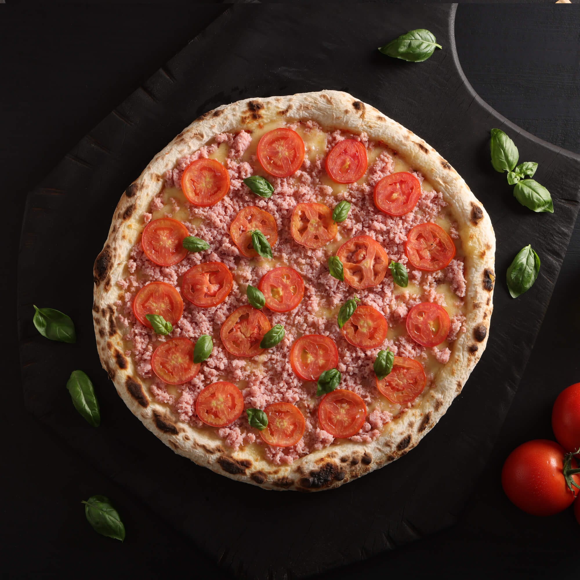 Pizza Allegro com massa de fermentação lenta de 48 horas, molho artesanal, queijo derretido, presunto, tomate fresco e manjericão.