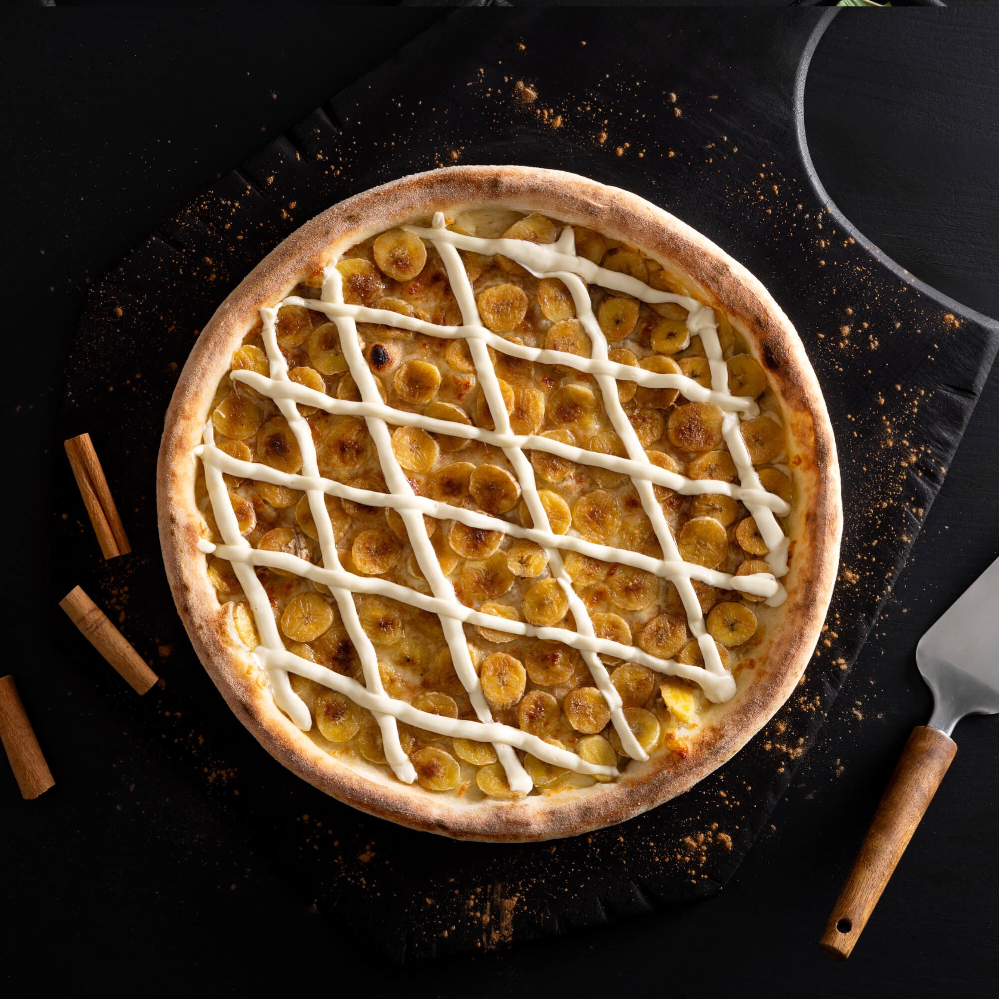 Pizza doce de Banana Nevada com chocolate branco e toque de canela