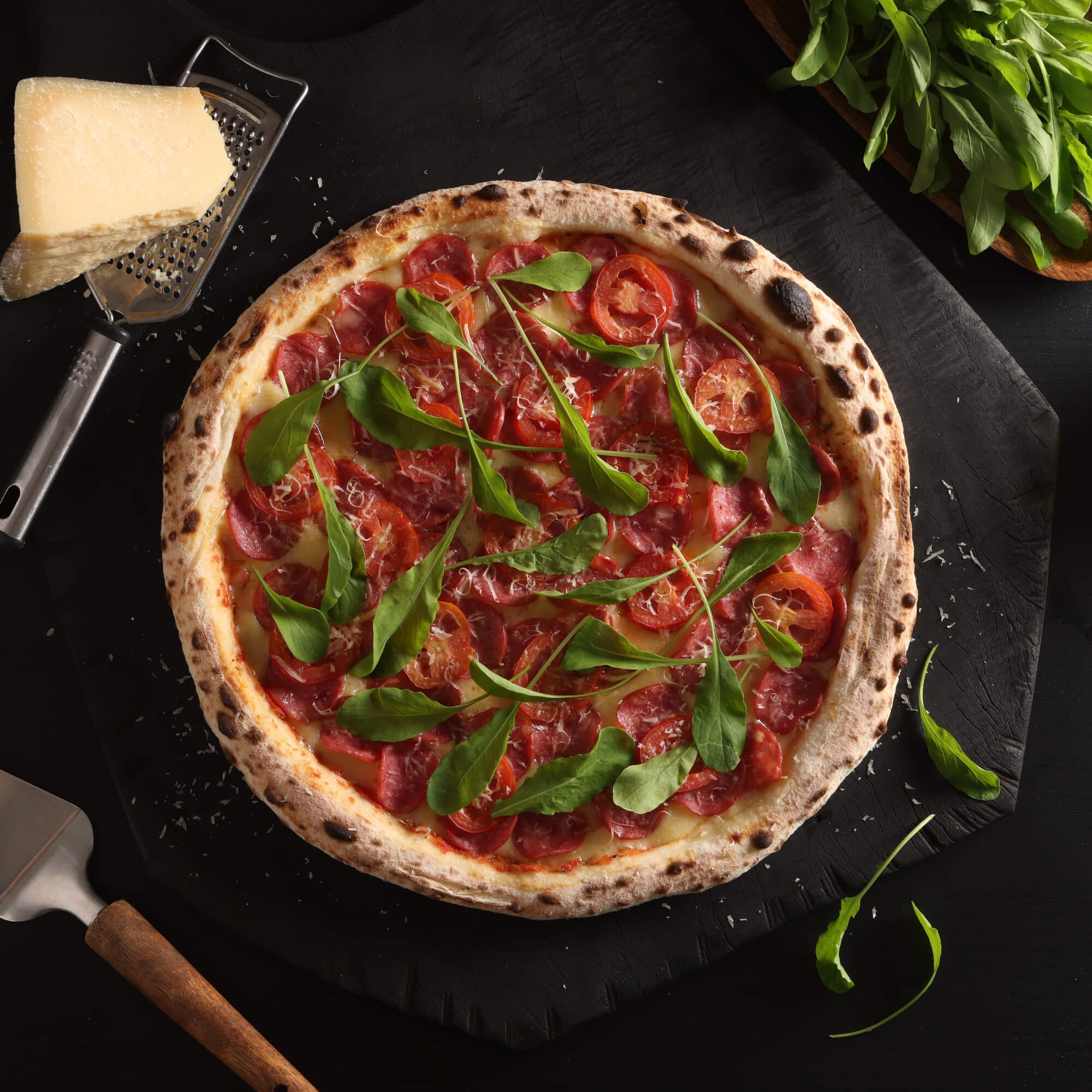 Pizza Calábria com fatias de calabresa sobre queijo derretido e massa de fermentação lenta