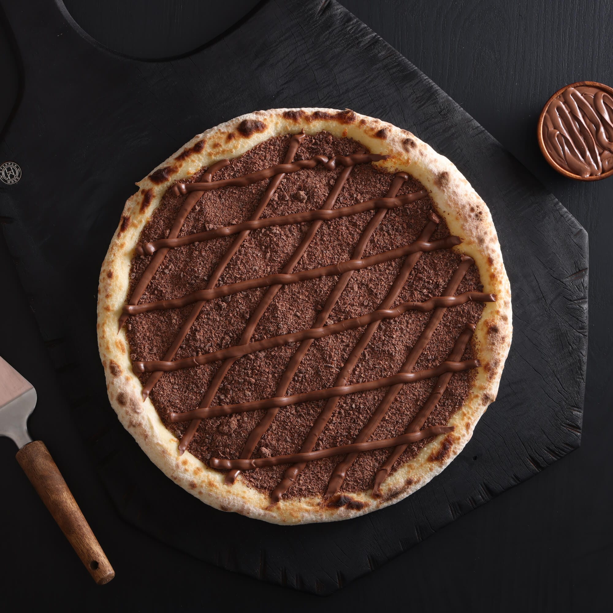 Pizza de Chocolate com cobertura cremosa e pedaços de chocolate derretido