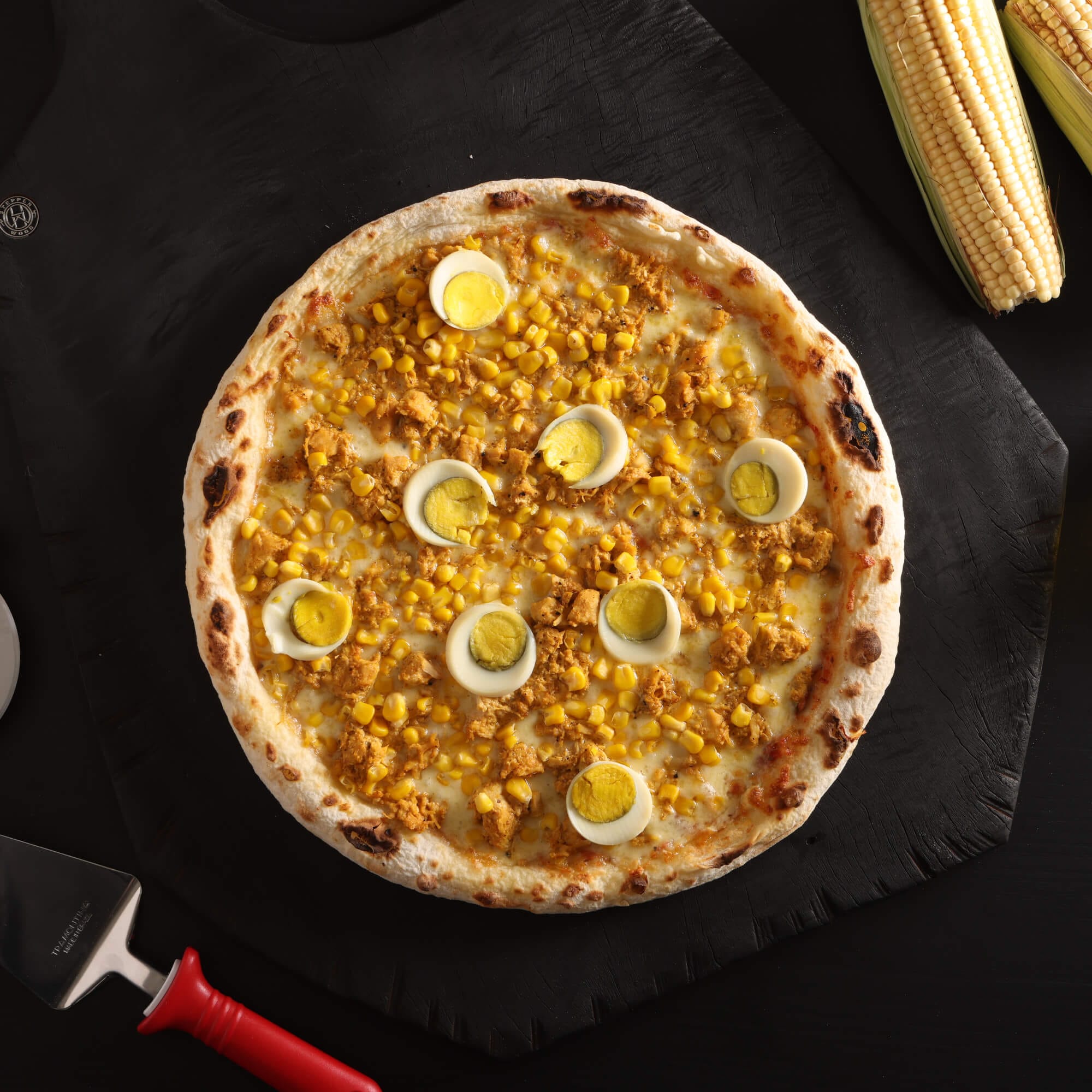 Pizza Country Rock com massa de fermentação lenta de 48 horas, molho artesanal, queijo, frango em cubos, milho e ovos.
