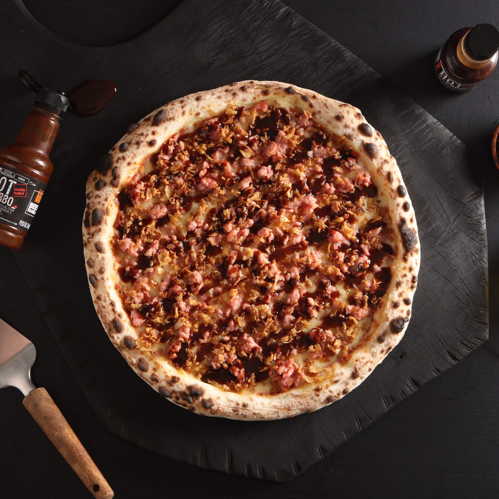 Pizza Croc com Linguiça com linguiça temperada, queijo derretido e batata palha sobre massa de fermentação lenta