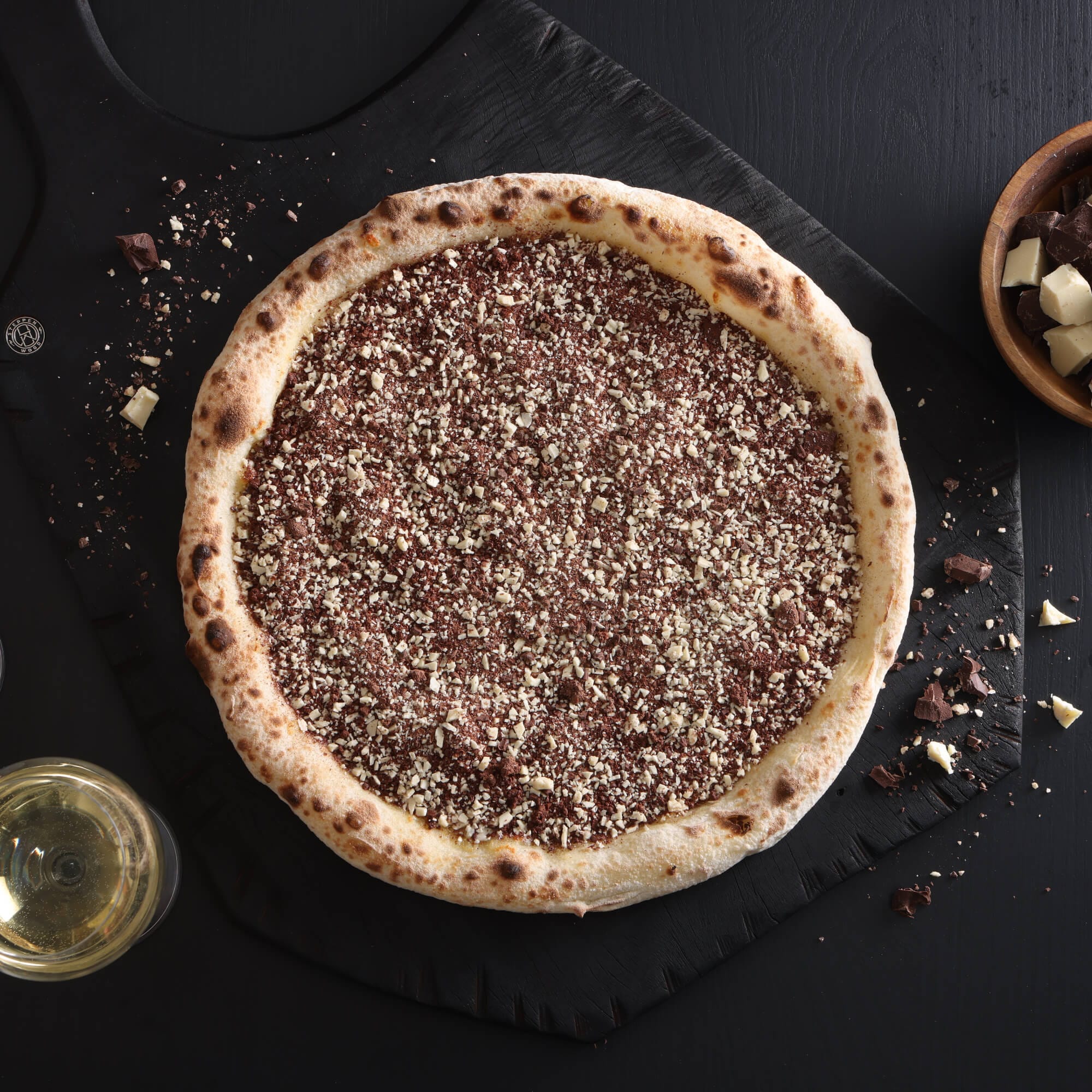Pizza Dois Amores com chocolate branco e meio amargo ralado sobre base cremosa