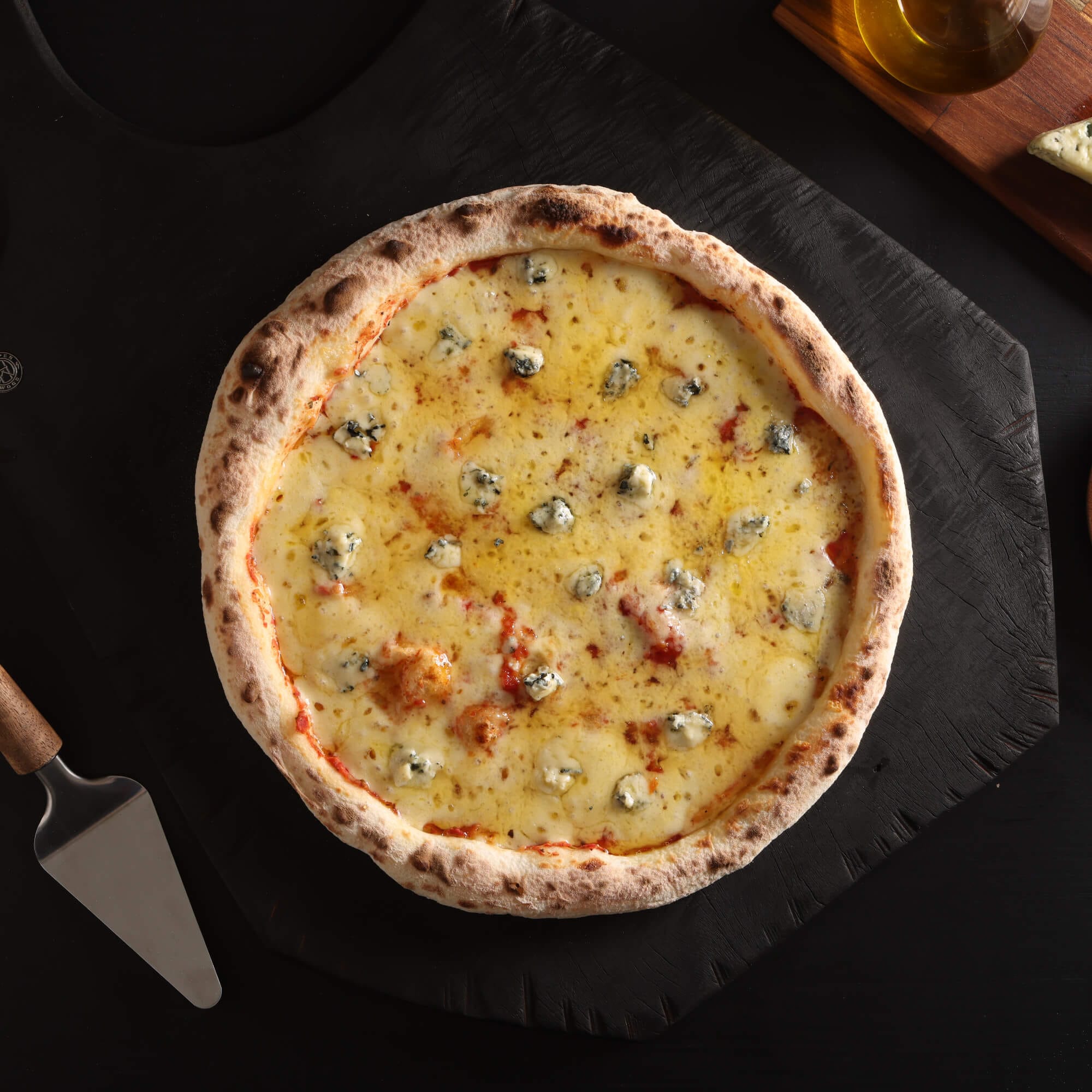 Pizza Gorgonzola e Mel com massa de fermentação lenta, molho artesanal, queijo, gorgonzola e mel.