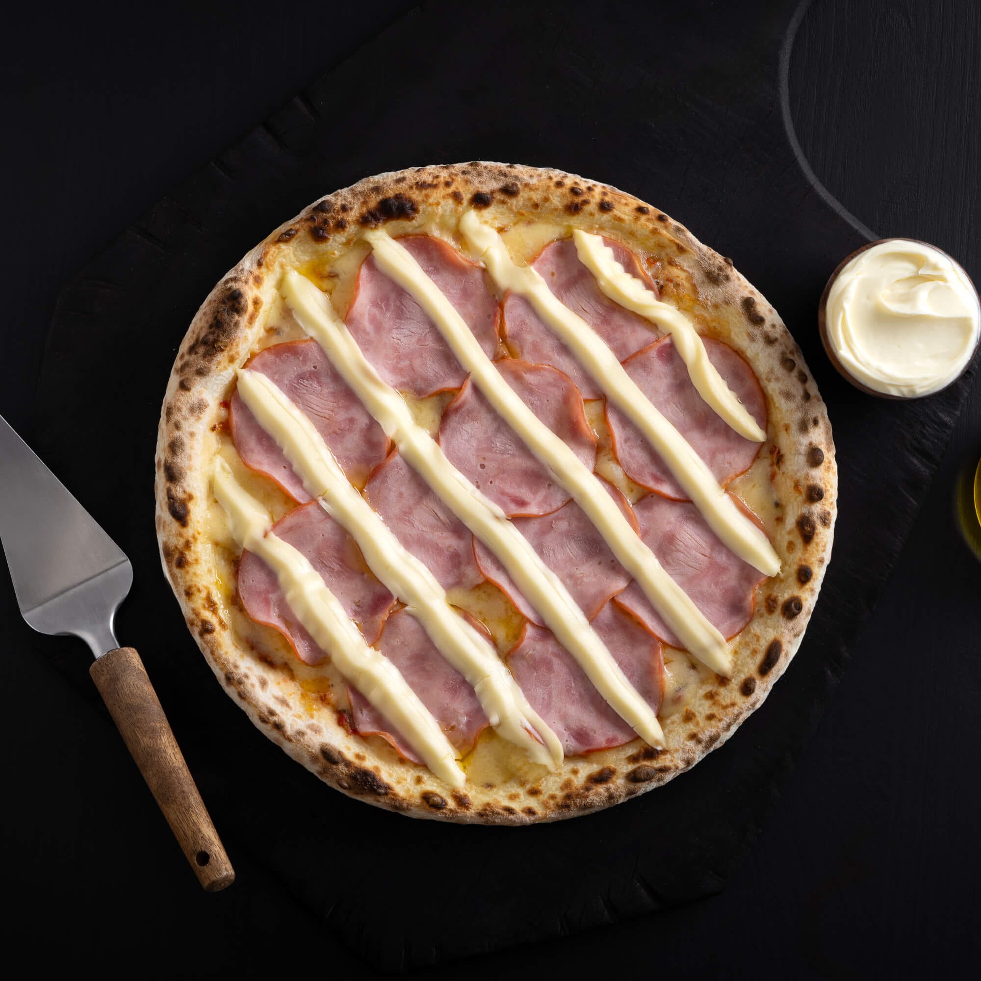 Pizza lombinho com massa de fermentação lenta de 48 horas, molho artesanal, queijo derretido, lombo suculento e requeijão cremoso.