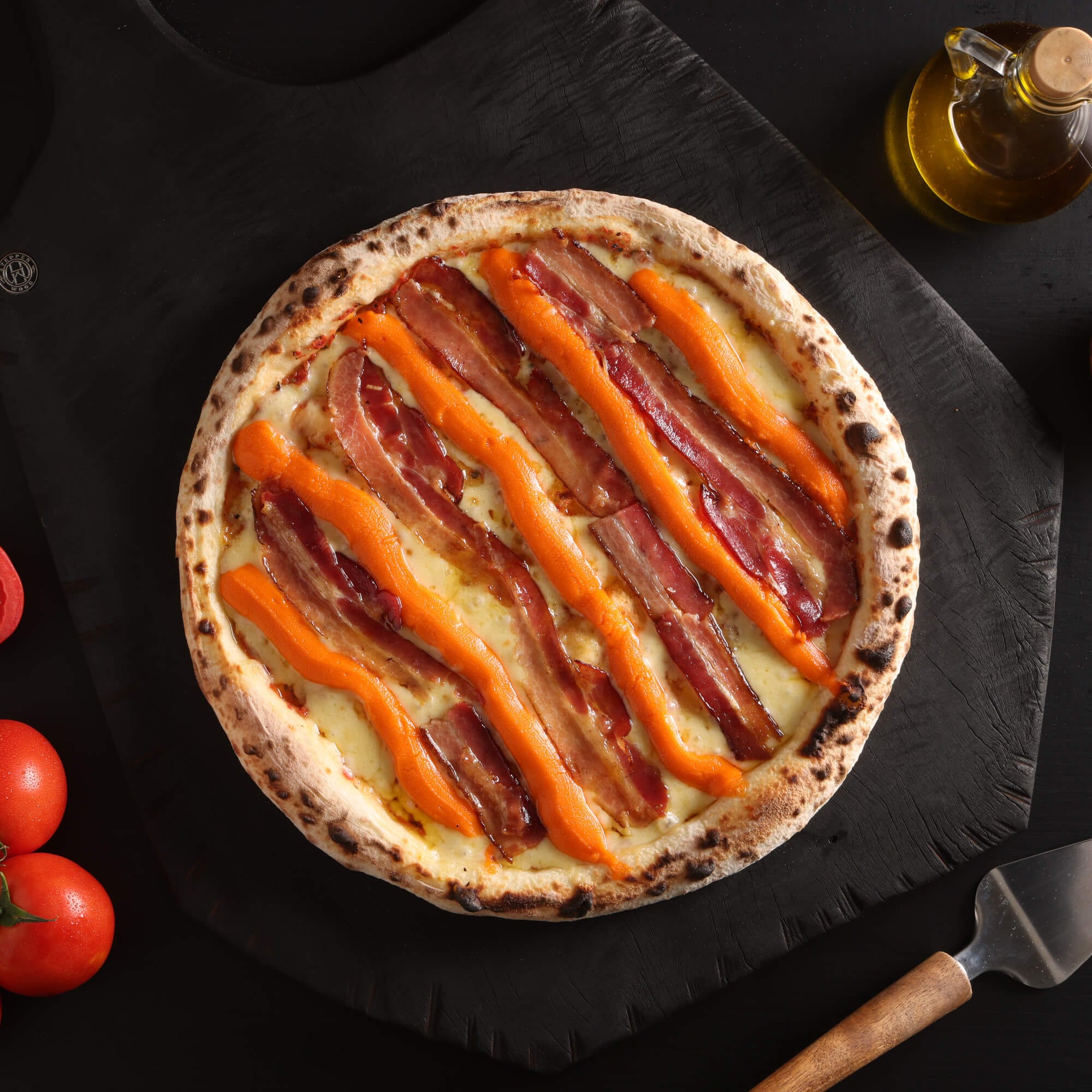Pizza Melt com massa de fermentação lenta de 48 horas, molho artesanal, queijo derretido, bacon em fatias e molho cheddar cremoso.