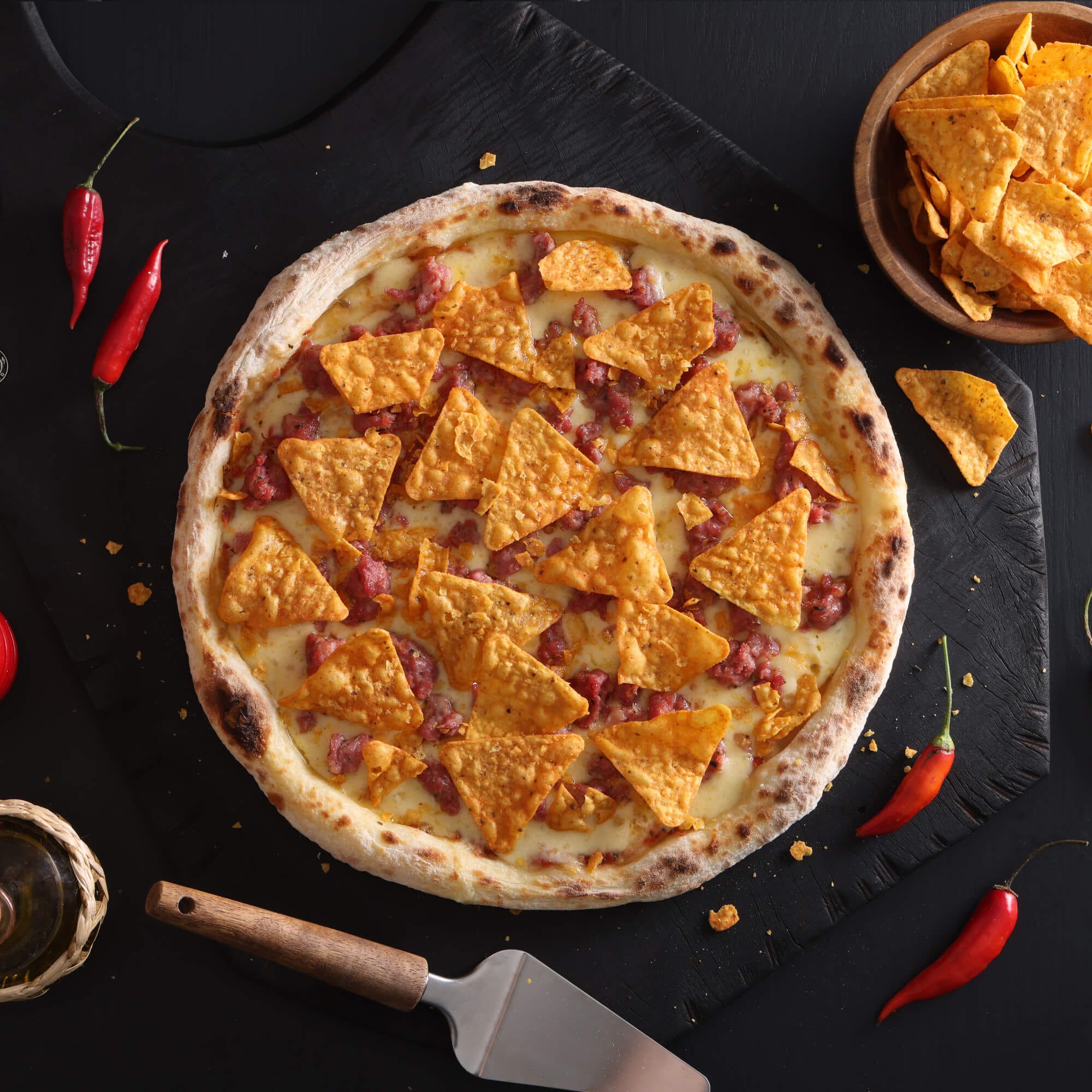 Pizza Mexicana com calabresa apimentada, queijo derretido e pimenta jalapeño sobre massa de fermentação lenta