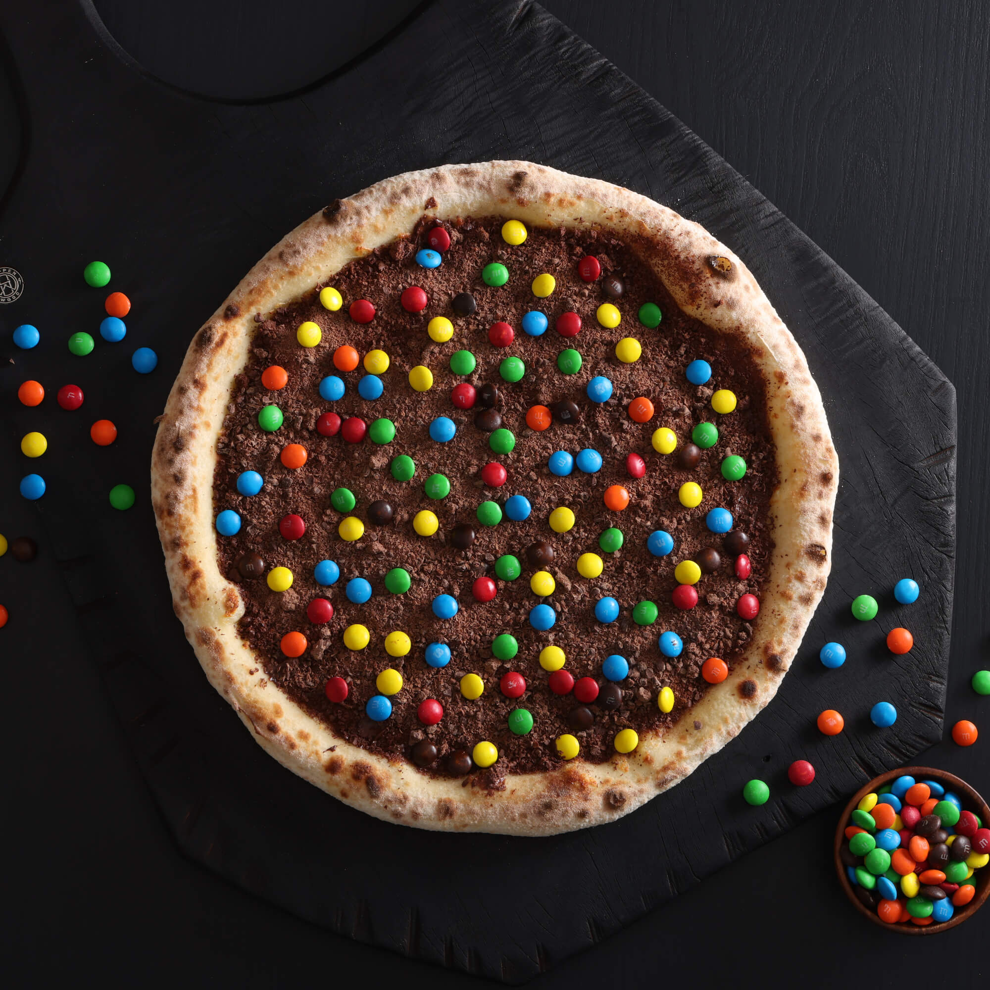 Pizza M&Ms com massa leve, chocolate meio amargo e confeitos crocantes