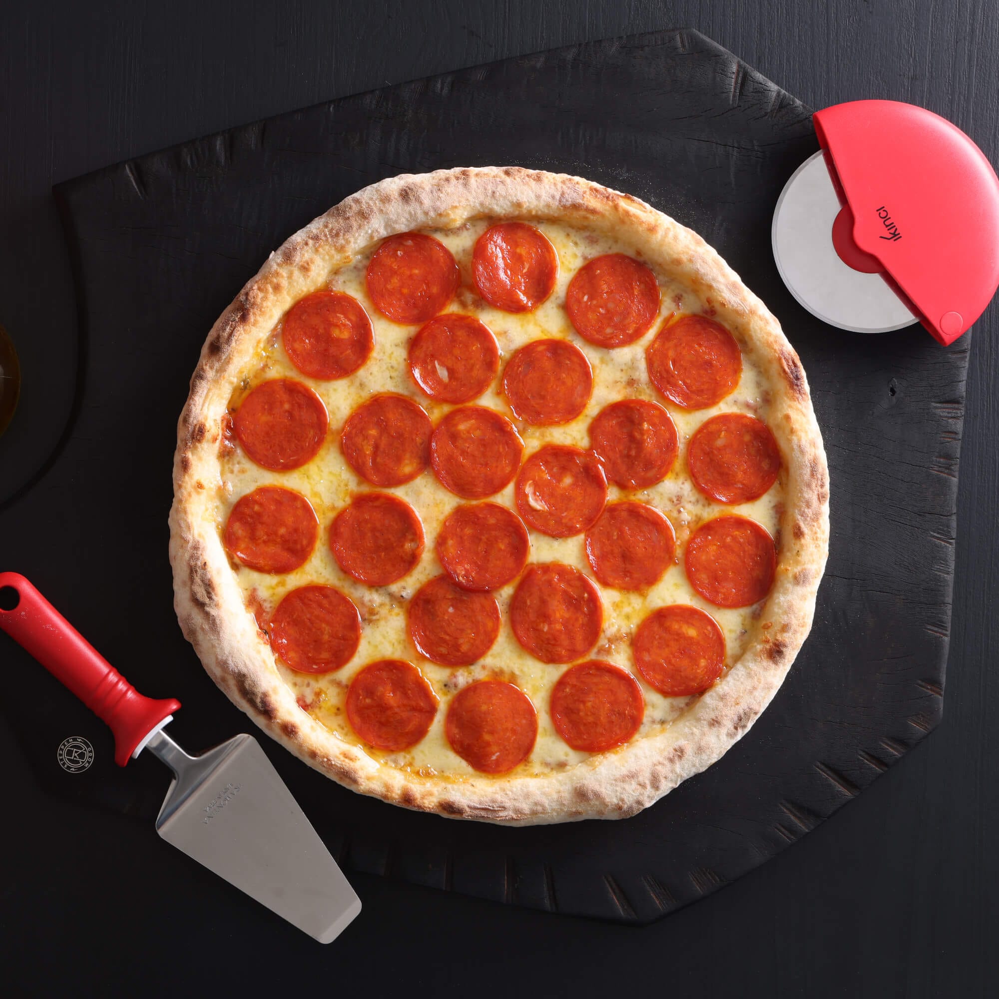 Pizza Pepperoni com massa de fermentação lenta de 48 horas, molho artesanal, queijo derretido e pepperoni crocante.