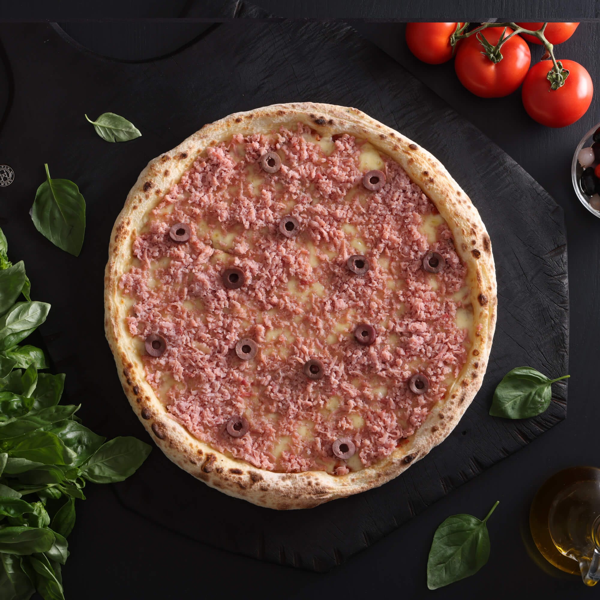 Pizza romana com massa de fermentação lenta de 48 horas, molho artesanal, queijo derretido, presunto ralado e azeitonas pretas.