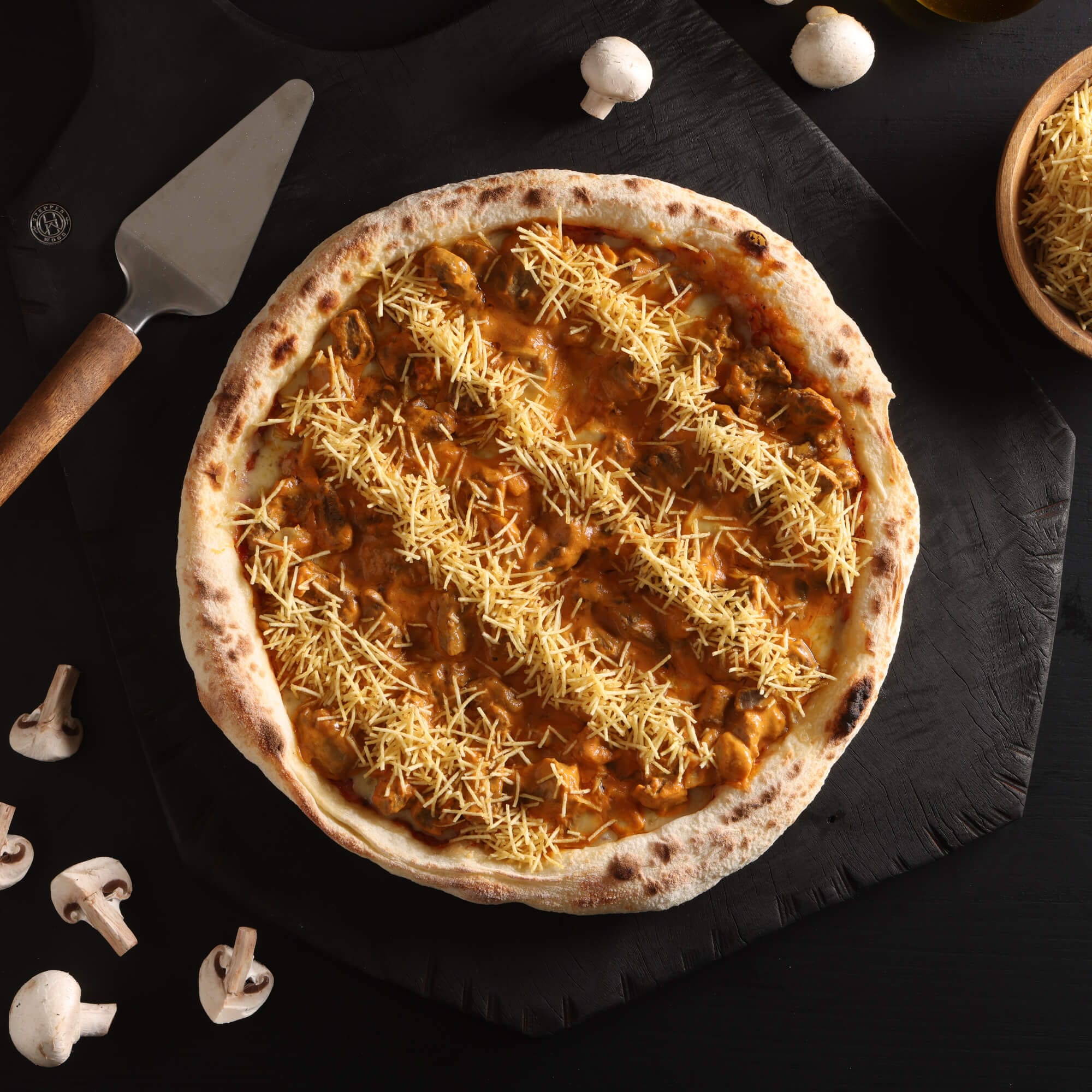 Pizza Strogonoff de Carne com molho cremoso, pedaços suculentos de carne e queijo gratinado e batata palha fininha.