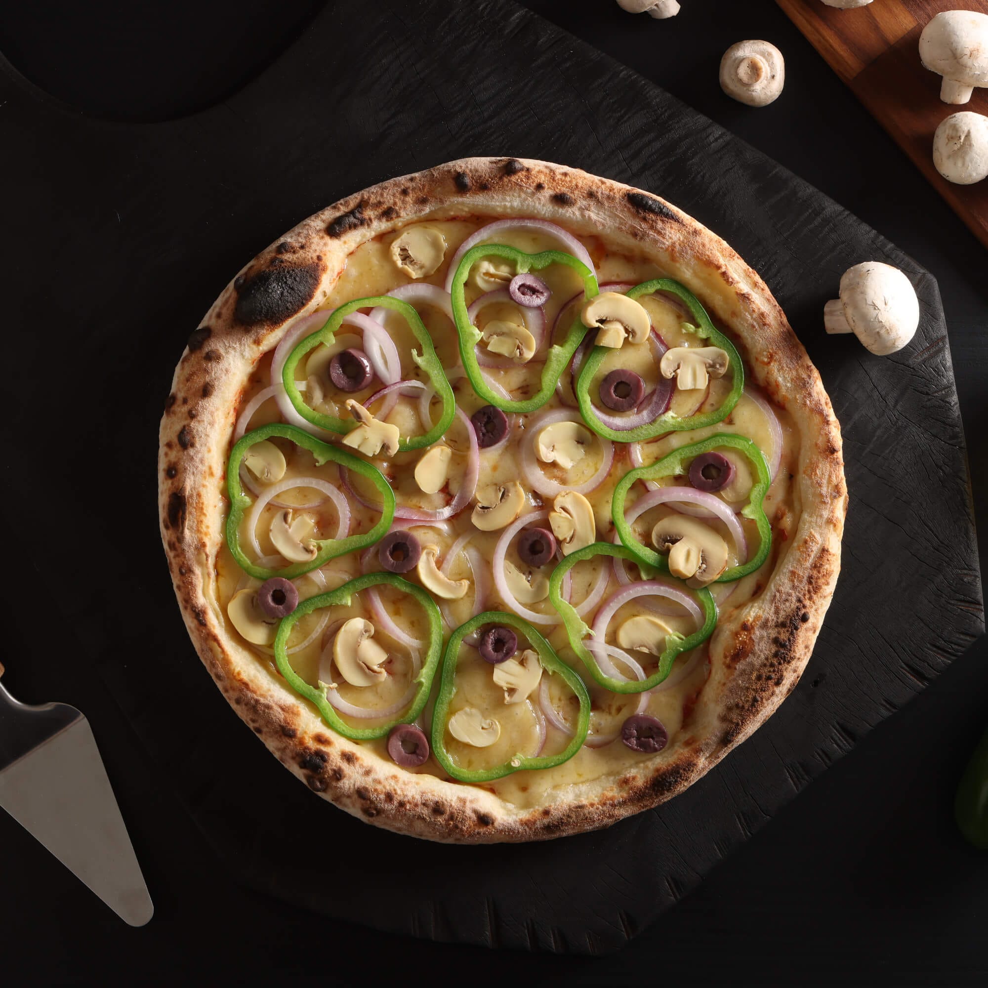 Pizza Vegs com ingredientes frescos sobre massa de fermentação lenta de 48 horas